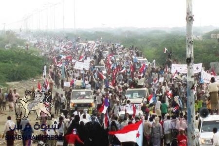 قافلة شبوة تلتحم مع قافلة حضرموت منذ لحظات في شقرة وتزحف الى عدن