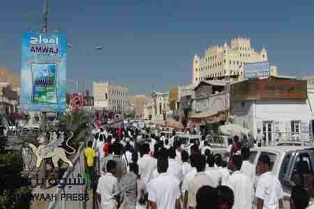 مسيرات طلابية غاضبة في سيئون وقوات الإحتلال تقمعها بهمجية وتثير رعباً في مستشفى وثانوية سيئون (صور)