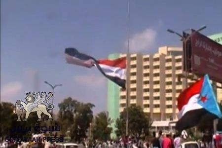 شباب الجنوب ينزلون اكبرعلم للاحتلال في العاصمه عدن - فيديو