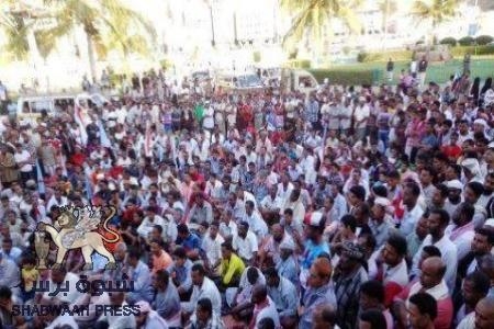 مسيرة حاشده تندد بجرائم الإحتلال في المكلا بيوم الأسير الجنوبي