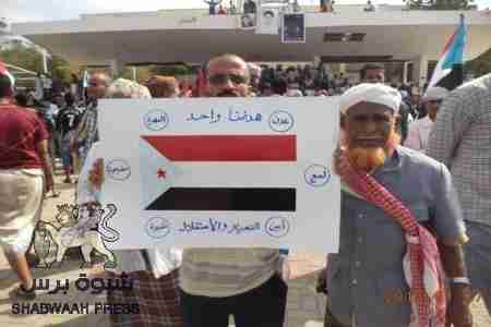 صحيفة لوموند الفرنسية : في جنوب اليمن.. عدن تبكي وهي تحلم باستقلال جديد