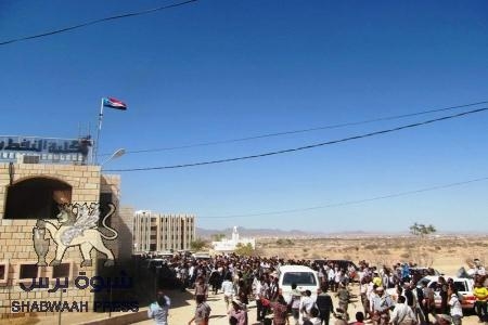 رفع العلم الجنوبي على مبنى كلية النفط في محافظة شبوة عتق( صور)