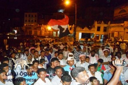 رغم الامطار والسيول .. سيئون تحيي يوم الأسير الجنوبي بمسيرة مسائية