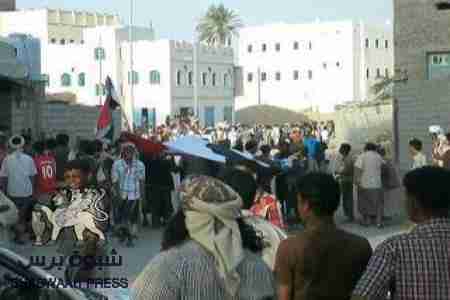 مجاميع اصلاحية تعتدي على مسيرة سلمية للحراك في المهرة