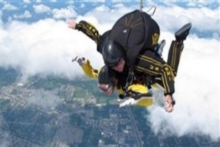 امرأة في الـ90  من عمرها تقفز بالمظلة احتفالاً بعيد ميلادها