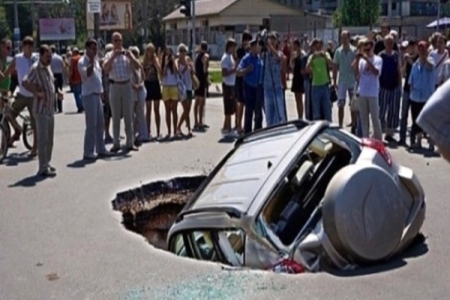 الأرض تنشق في مدينة &lsquo;&lsquo; سمارا &lsquo;&lsquo; الروسية وتبتلع السيارات (صور)