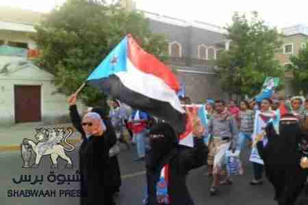 ساحة الدرويش تشهد مسيرة راجلة صوب ساحة التحرير والاستقلال بكريتر بالعاصمة عدن(صور).