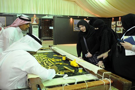 كسوة الكعبة المشرفة تستقطب فلاشات الأوروبيين