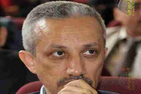 محافظ تعز ينفذ قرار مجموعة هائل بالاعتزال عن مهامه وينتقل الى صنعاء