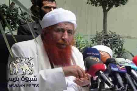 الشيخ الزنداني يقص شعر رأسه تشبها بالمغني الأمريكي ألفيس بريسلي