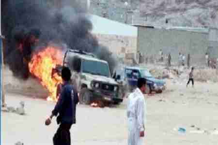 احتراق طقم واصابة سائقه برصاص مجهولين في سوق حريب بمأرب