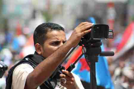 موظفي قناة البيض في بيروت: هداياهم كاميرات تصوير حديثة لصديقاتهم الجنوبيات