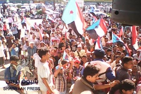 الصور الأولى لتوافد أبناء الجنوب الى ساحة الحرية في خور مكسر(صور فقط)