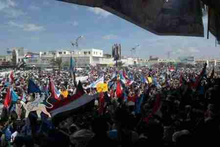 عناصر مشبوها لا تنتمي لابناء الجنوب تهاجم سيارة مراسل رويترز والجزيرة