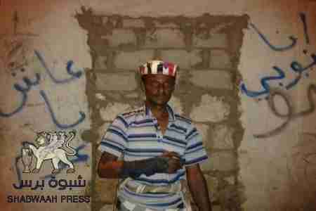 جنود الدفاع الجوي بالمكلا يعتدون على الشاب باسم صالح برعيه