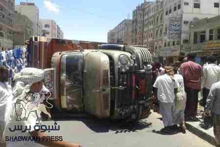 انقلاب شاحنة في المكلا ولم تحدث اصابات (صور)