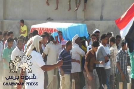 مسيرة غاضبة تجتاح المكلا عقب تشييع الشهيد الهجري(صور)