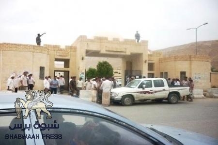 لفيف من الشماليين يغلقون بوابة المجمع الحكومي بوادي حضرموت – سيؤن في تصعيد أستفزازي وصمت الأجهزة العسكرية.