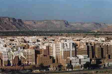 نقطة قبلية شرق شرق مدينة شبام يقيمها ملثمون قبليين