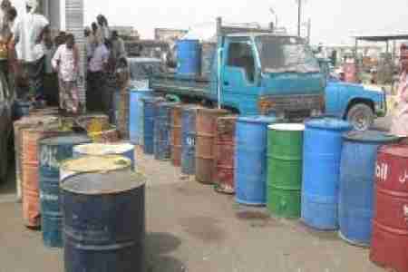 عاصمة البترول تعاني أزمة بترول, ومحافظ شبوة يتابع في صنعاء شراء أثاث جديد لمنزله