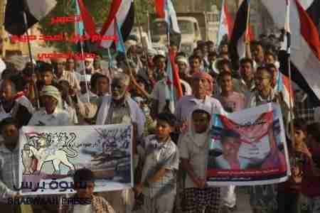 ابناء الغناء تريم يخرجون بمسيرة حاشدة تدعو الى الزحف الى العاصمة عدن وتدين انتهاكات قوات الاحتلال بحق ابناء كريتر