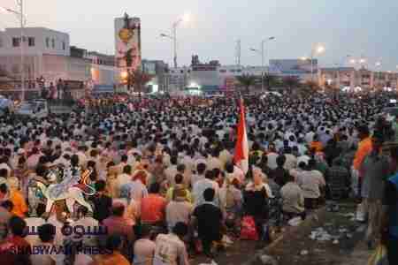حشود جماهيري في ساحة العروض مختلفة النظير عن سايقتها