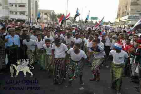 نقطة عسكرية في الوهد تحتجز إحدى باصات وفد مديرية سيئون العائد من العاصمة وتعتقل سائقة