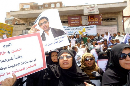 قاتل أبناء عدن لم يحقق معه ومظاهرات أمام منزل الرئيس هادي بصنعاء