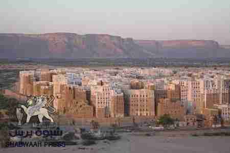 في تبادل للاختطافات : نقطة قبلية شرق مدينة شبام تحتجز 4 شاحنات تبريد كانت في طريقها الى صنعاء