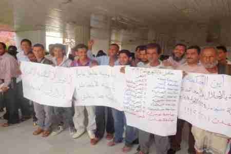 600 متعاقد في جامعة عدن يطالبون بتثبيتهم في وقفة احتجاجية ويهددون بالتصعيد