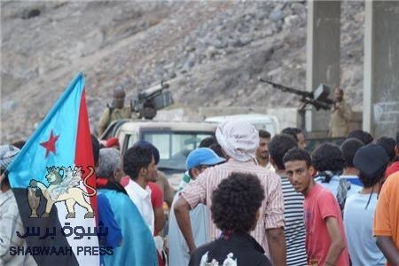 بعد ثلاثة أيام من حصار المحتجين لها لجان الحوار اليمني تغادر عدن