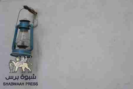 أبناء عدن ينفذون وقفة احتجاجية امام منزل المحافظ للتنديد بانقطاعات الكهرباء