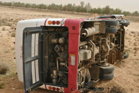 وفاة ثلاثة أشخاص في حادث إنقلاب باص يقوده مواطن سوري على طريق مراوعة الحديدة