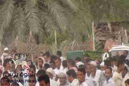 شحير تودع إبنها الشهيد العقيد عبدالرحمن باشكيل بموكب جماهيري مهيب ( صور)