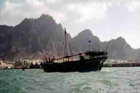 غرق سفينة تقليدية نوع &lsquo;&lsquo; زعيمة &lsquo;&lsquo; قبال دنافة معاشيق بعدن