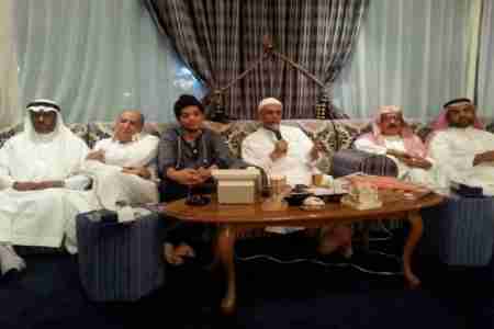 طلاب جامعتي سعود والفيصل يكرمون الشيخ بقشان بقصره بالرياض