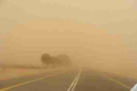 موجة غبار تجتاح شبوة وحضرموت ومناطق يمنية أخرى