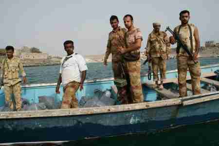 وزارة الدفاع اليمنية تنشر صور الاسلحة التي ضبطت مهربة بباب المندب