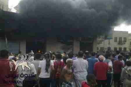 نشوب حريق في محلات تجارية بالخليج الأمامي بكريتر