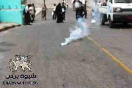 وقفه احتجاجيه إمام مبنى ديوان محافظه عدن والأمن يستعمل الغاز المسيل للدموع لتفريقها