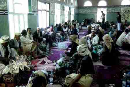 إصلاحيوا البيضاء يعقدون جلسة قات تضامنية مع الشيخ العواضي في أحد مساجد المدينة