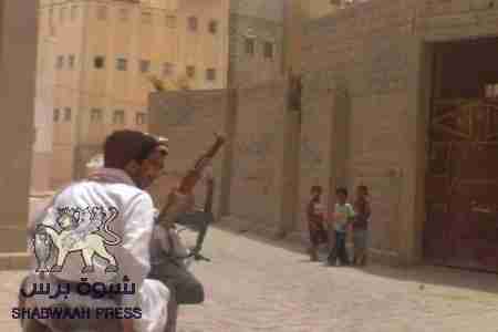 اللجان الأمنية لشباب الحراك في عتق تلقي القبض على مشتبهين مسلحين يمتطون دراجة نارية