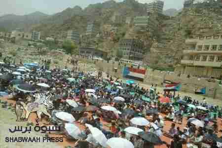 بحضور جماهير وقيادي كبير يتقدمهم علي هيثم الغريب الالاف في يهر يافع يؤدون صلاة الجمعة في ساحة الحرية .