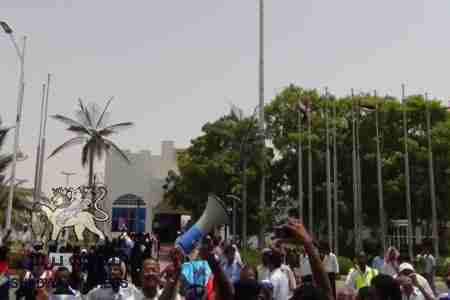 القوات الخاصة بمكافحة الإرهاب توقف حركة الطيران بمطار الريان احتجاجا علئ عدم نقلهم الي صنعاء ..