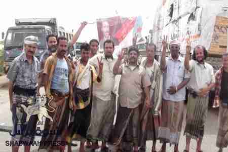 وفد حضرمي يتضامن مع الأسير المرقشي ومجاميع غاضبة توقف عشرات القاطرات