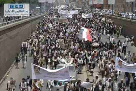 انطلقت من ساحة التغيير: تظاهرة حاشدة في صنعاء تطالب بحل جهاز الأمن القومي
