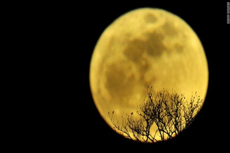 قمر عملاق فوق الأرض الأحد وناسا تطمئن البشر