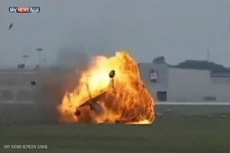 مقتل امرأة غامرت بالسير على جناح طائرة