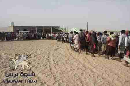 شباب مديريات عتق وميفعة يقدمون العزاء لأسرة الشهيد خطاف والعظمي