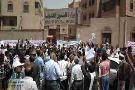 في صنعاء: ناشطون ينفذون وقفة تضامنية مع الوزير المخلافي